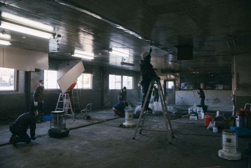 改装工事ボランティアとわざわざのスタッフで連日の工事が行われた(写真提供:わざわざ)