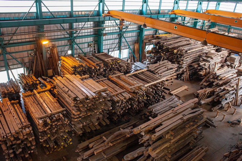 倉庫には5000本もの古木が大切に保管されている