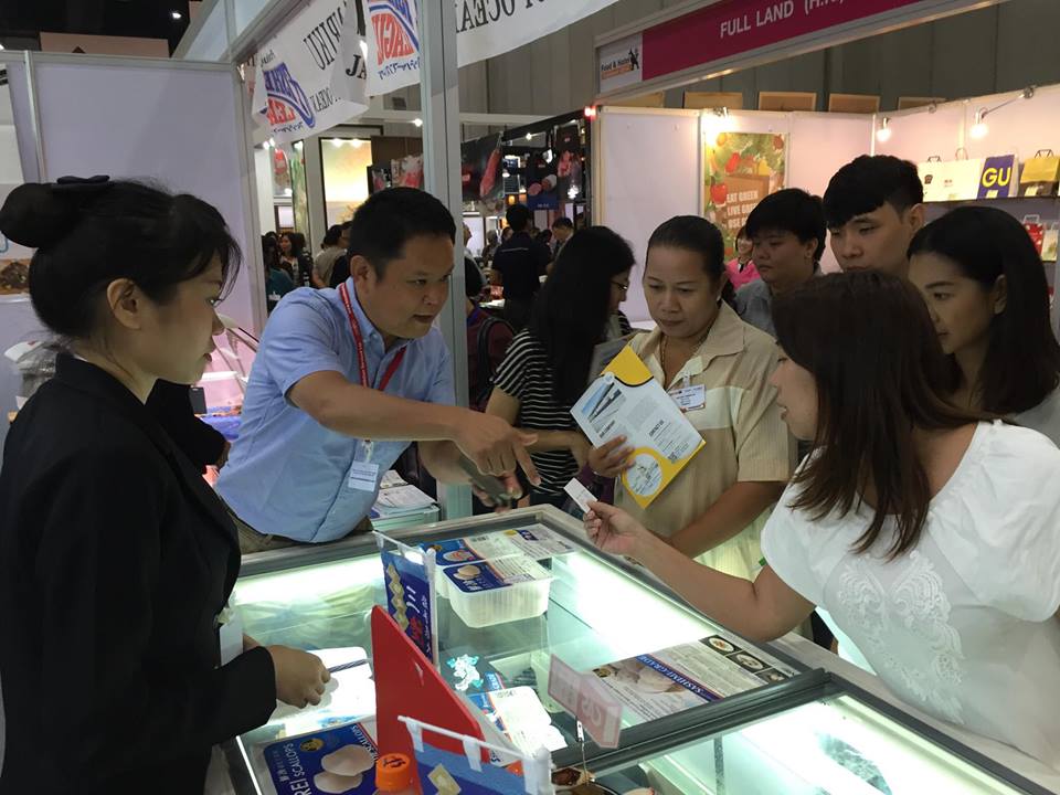 海外の展示会でセールスをする大井太さん