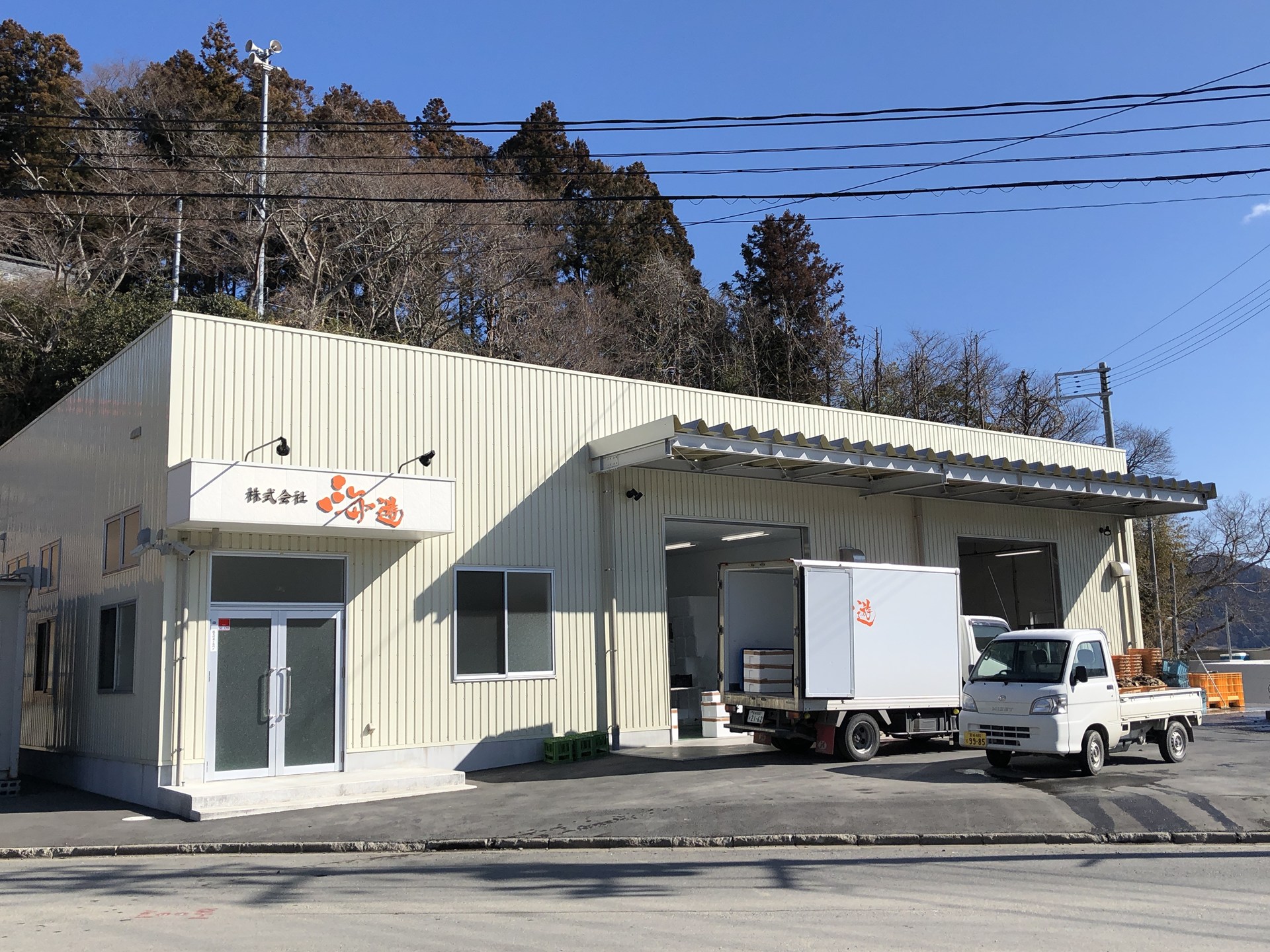 雄勝湾に面した海遊の加工場と社屋