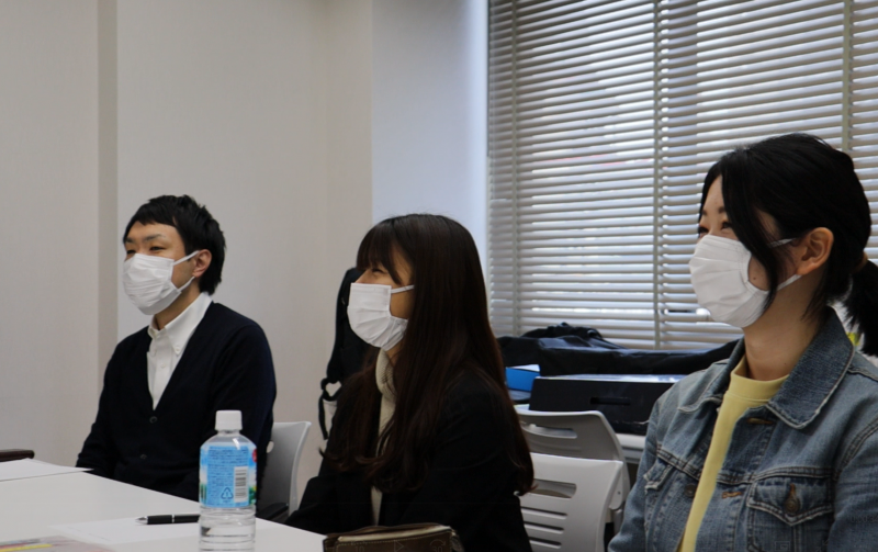 スタッフと話しているところトリミング後