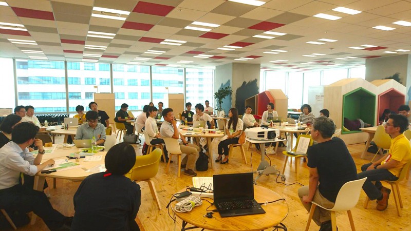 地域の仕掛け人たちに向けて話をする伊東さんと佐々倉さん(画面右)