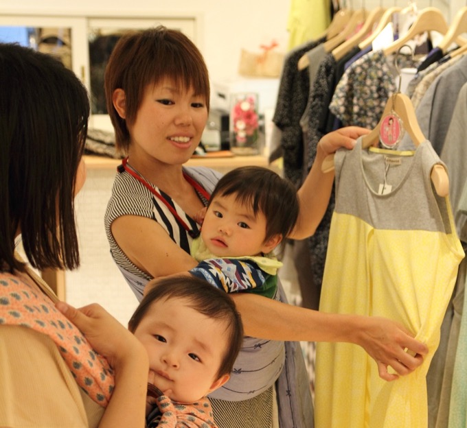 ショップでの子連れ出勤の様子