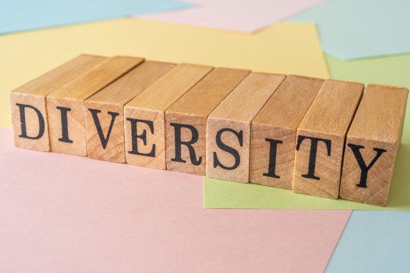 多様性|「DIVERSITY」と書かれたスタンプとカラフルな折り紙