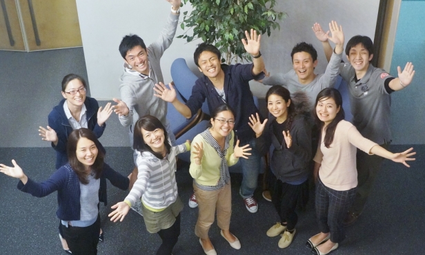 オフィスにてインタビューに応える松島由佳さん(左)と、小沼大地さん(右)