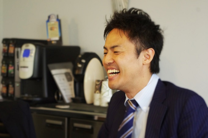 インタビューに応えるクロスフィールズ共同創業者・代表の小沼大地さん