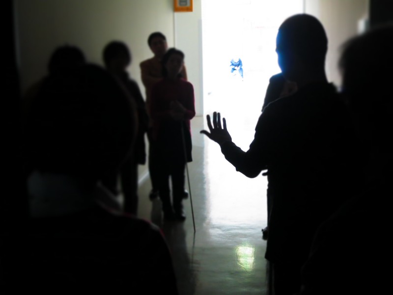 チームになって暗闇に入ります