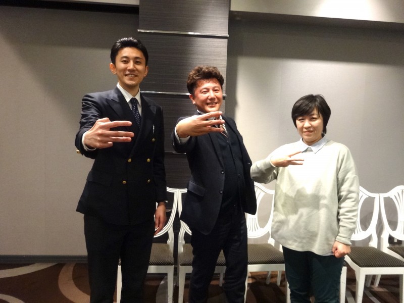 ENONの「E」サインで記念撮影。iBARAKICK成果報告会にて。左:嘉正さん、中央:落合さん(ENON代表)、左:長光さん(ENON CSO)