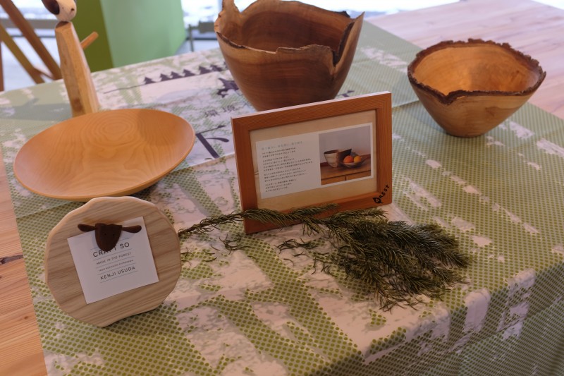 今年、下川町に移住した木工作家・臼田健二さんの作品。通常は使われないような変色した木の風合いをあえて生かした器などを制作。