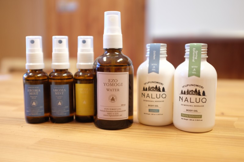 トドマツなど地元の木材を蒸留してつくった「フプの森」のエッセンシャルオイル。代表の田邊真理恵さんは、もと森の生活スタッフとしてトドマツ精油事業を担当。2012年に事業移管を行い「フプの森」を設立。