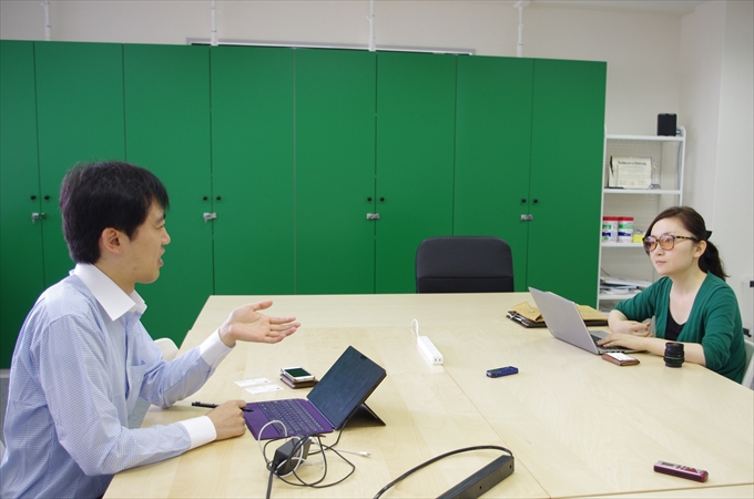 鈴木さんへのインタビュー風景