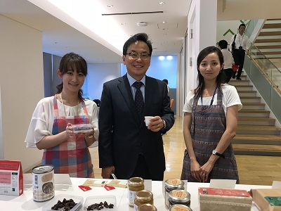 デロイトでの社内販売会の様子:左からデロイト潮﨑さん、代表執行役社長 宋 修永さん、石井さん