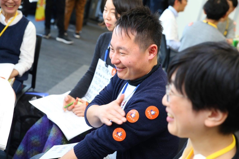 左腕に並べられているオレンジ色のシールこそ、「オモシロいいね！シール」