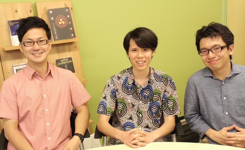 右から、エンジニアの西元岳くん、デザイナーの田中仁くん、インタビュアーで既卒フリーランスの川端元維さんです！