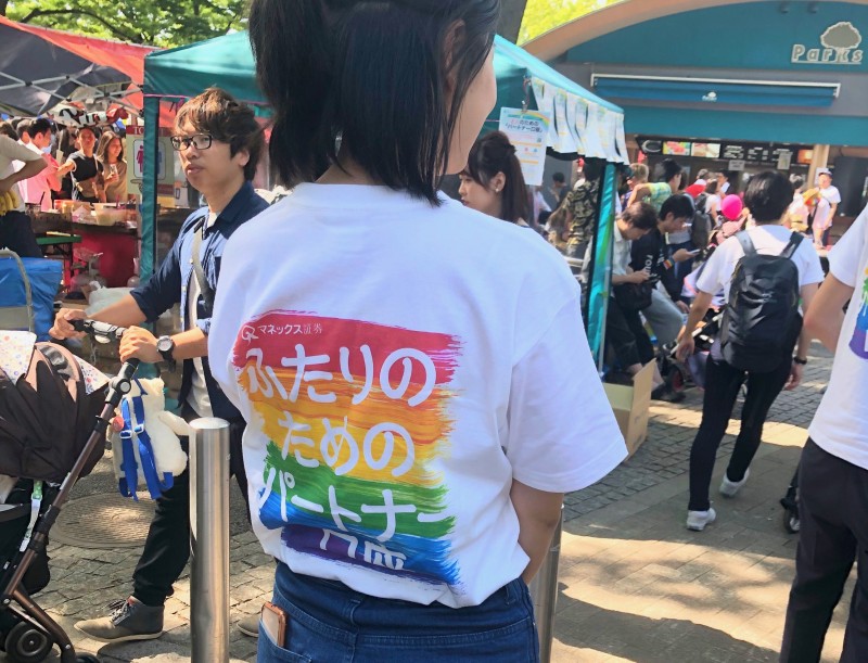 東京レインボープライドにて。パートナー口座広報用のTシャツを着て挑む葉さん