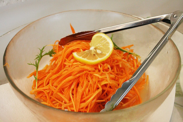 手作業で切られた野菜の千切り