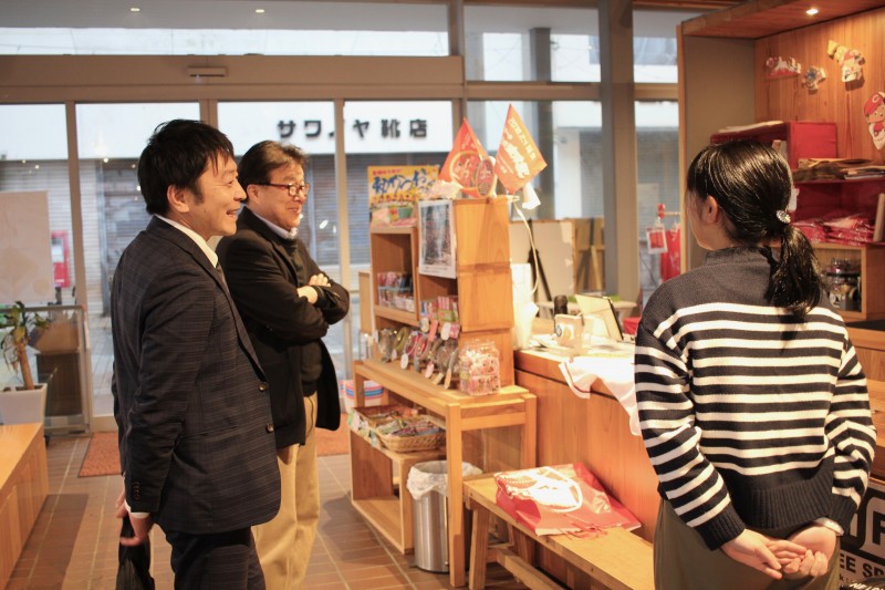 日南市の担当者の方にも同行してもらった取材中、この冬に商店街でアンブレラ・スカイの企画をクラウドファンディングにて実現した現役女子高生・穐田(あきた)さんと遭遇!