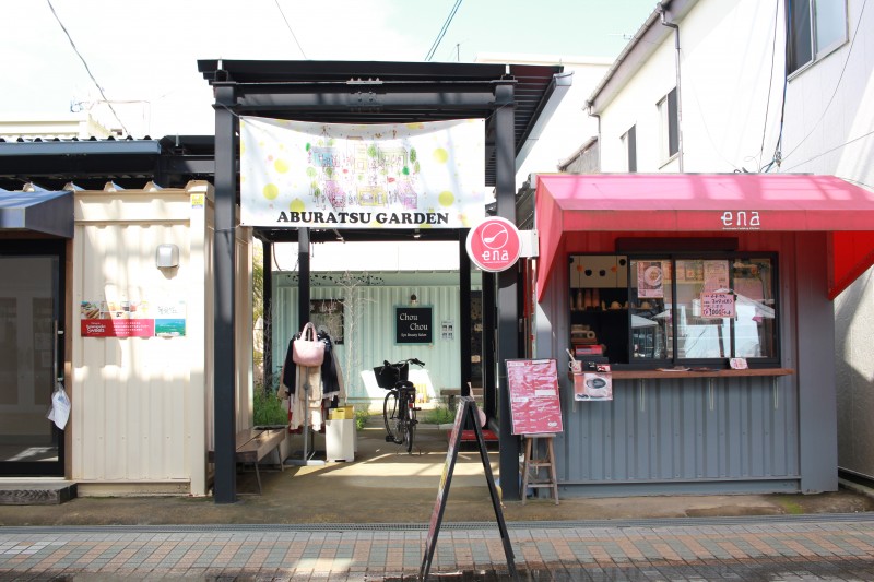 商店街のスーパー跡地に設置されたコンテナ店舗。カラフルに染め上げることで、ポップな印象の一角を作り上げている