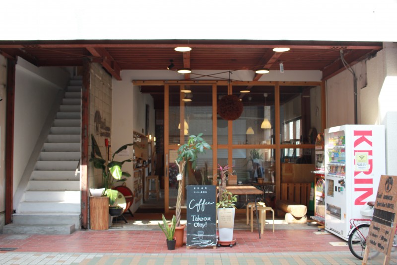 ゲストハウス「fan! -ABURATSU- Sports Bar & HOSTEL」正面