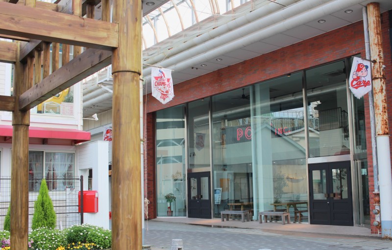 写真右手に写るのが、IT企業のオフィス入口。普通の商店街だと思って歩いていると、驚くこと間違いなしのオフィスの構え