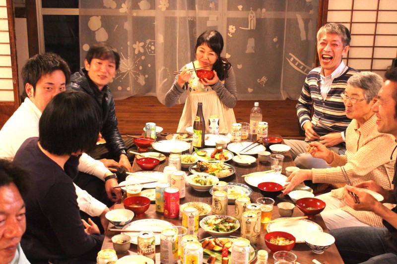 着任式の後に行われた交流会は、協力隊、市の職員、メンター、地域のパートナーの皆さんが入り混じり、和気あいあいとした雰囲気の中で行われました。こうした交流会の企画も、協力隊員を独りにせず、コミュニティとしてサポートしていく姿勢のあらわれです。