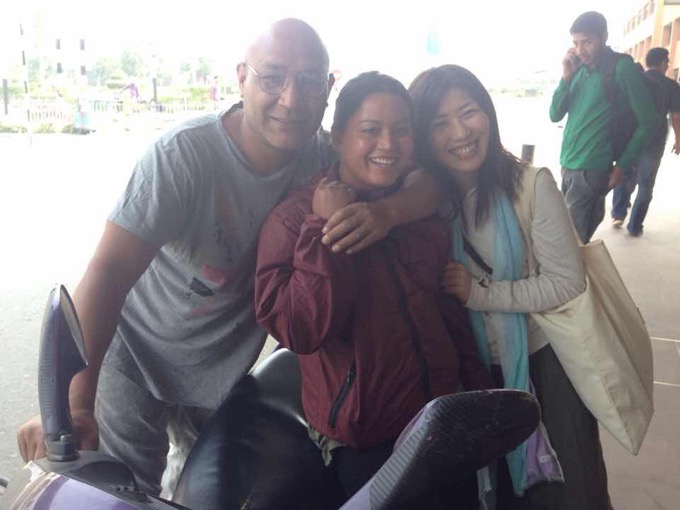 ネパールでの生産パートナーのキスマットさん(左)、生産管理をしているサリナさん(中央)と中村さん(右)