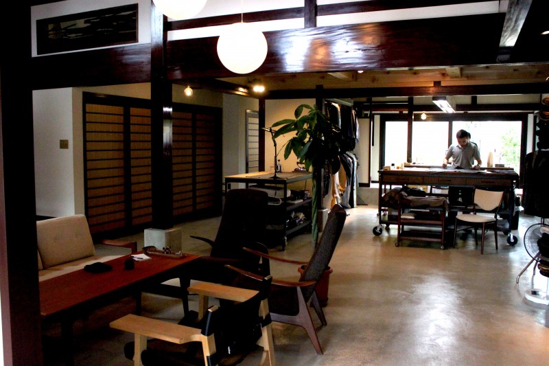 リノベーションして造られたアトリエは落ち着いた雰囲気。