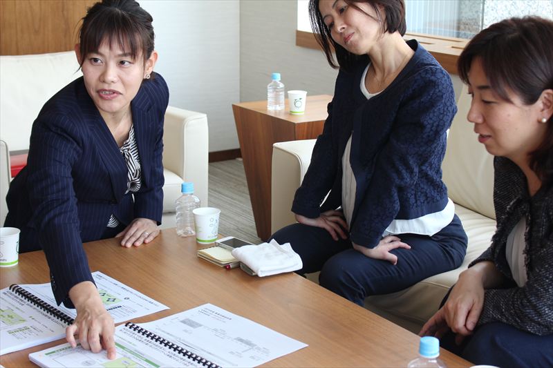 資料の説明をする石曽根氏(左)