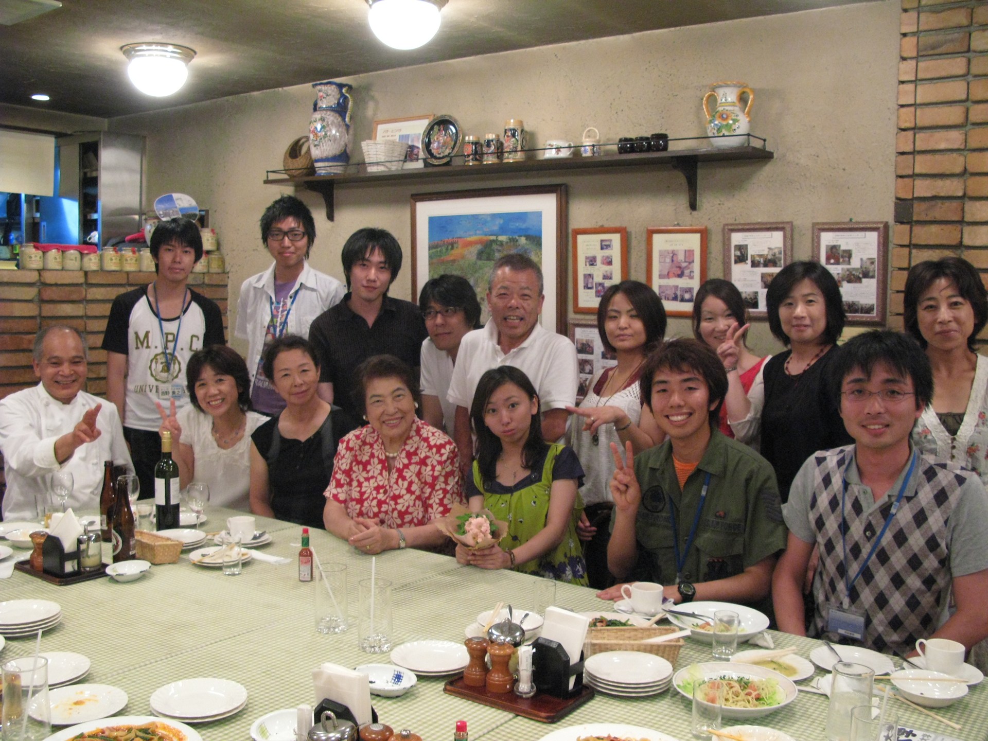 商店街、受講生、学生スタッフと食事をすることも。虎岩さん