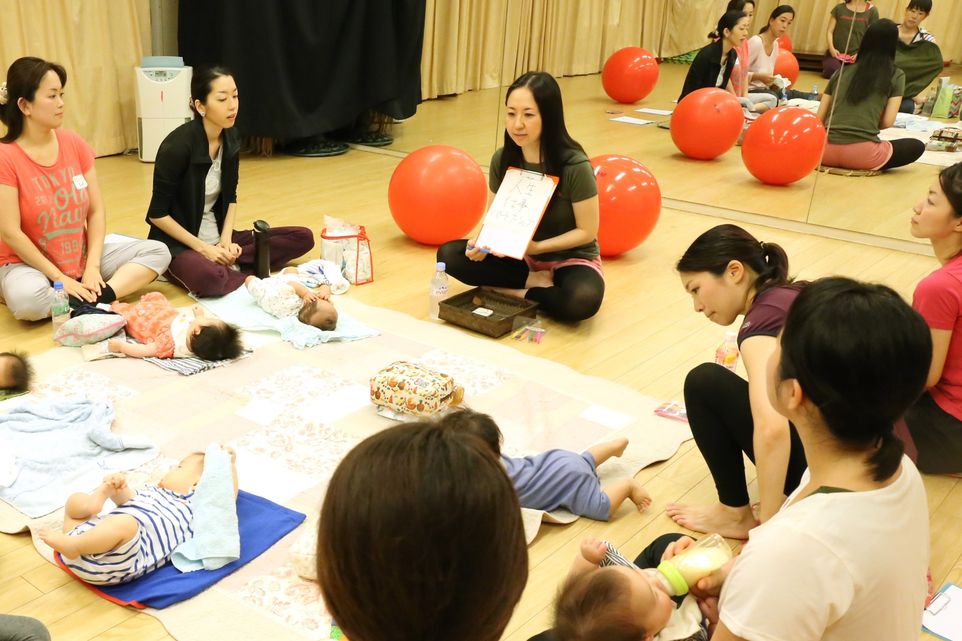 クラスを担当する吉岡さん(中央)