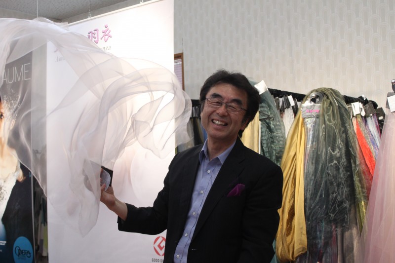 「こんなに軽いんですよ」と実演してくださる天池さん。