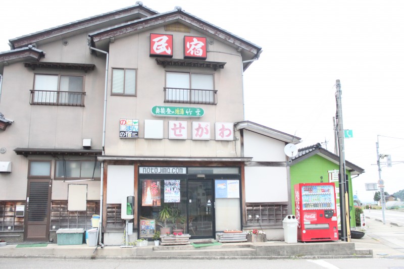 宿の入り口には島内で行われる催しのポスターが。その外観から「観光案内所ですか?」と訪ねてくる観光客も多いそう。