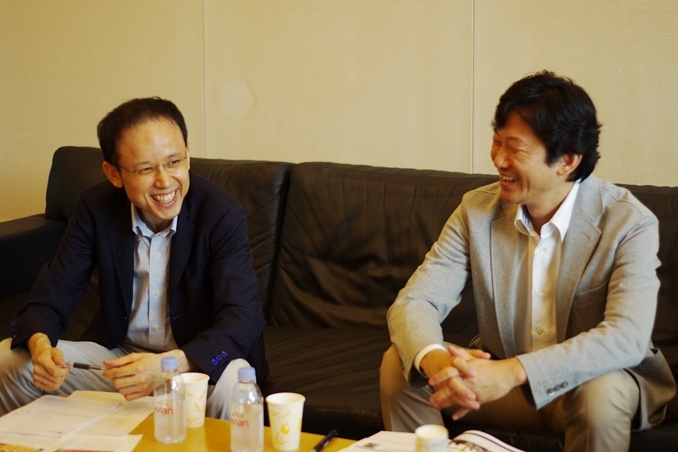 日本財団復興支援チームリーダー・青柳光昌さん(右)とETIC.宮城治男