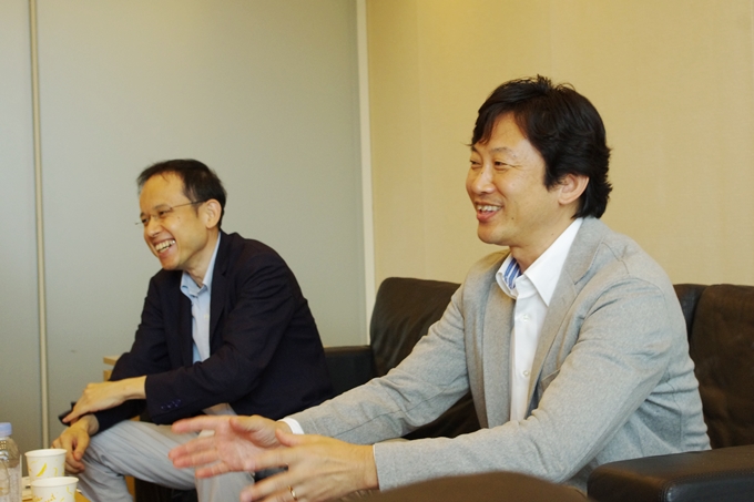 日本財団復興支援チームリーダー・青柳光昌さん(右)とETIC.宮城治男