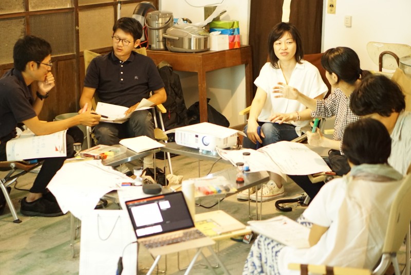 「EDGE CAMP」の一コマ。「ナリワイ」の伊藤洋志さんなど、すでに全国の過疎地域で活躍する起業家や専門家が講師・メンターを務め、プロジェクト立ち上げに必要なスキルやノウハウ、フェーズに合わせたアドバイスが提供される。