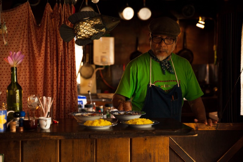 モレーナのオーナー栗岩英彦さん。店内には、世界の旅の記憶を閉じ込めたかのような栗岩さんのこだわりが随所に感じられます。