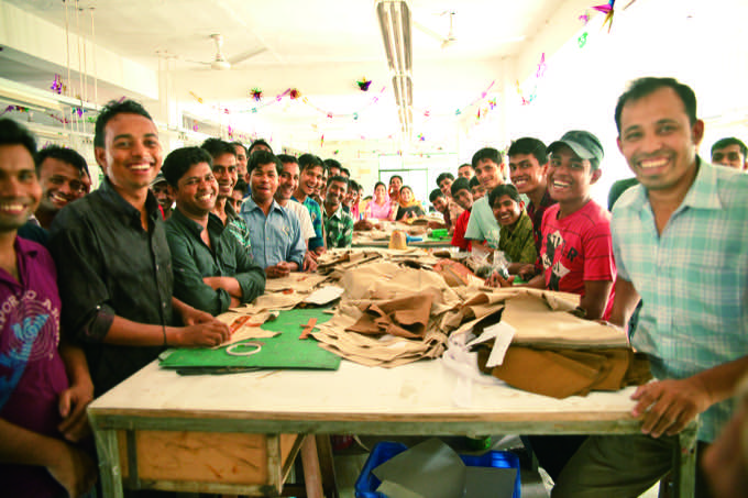 バングラデシュにある自社工場「マトリゴール」で働くスタッフ