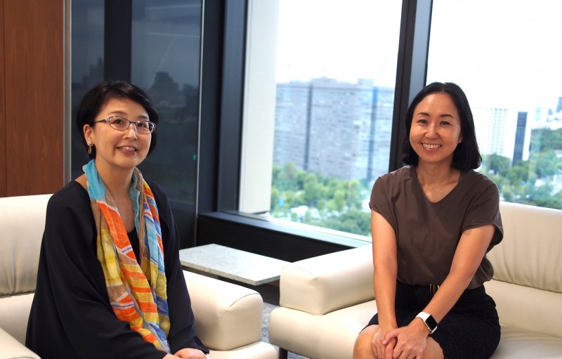 マドレボニータの代表の吉岡マコさん(右)と理事の林理恵さん(左)