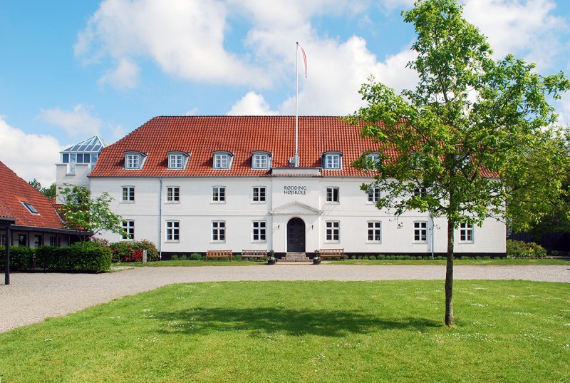 あるフォルケホイスコーレの校舎。古い農業施設をリノベーションして活用している。(矢野さん提供)