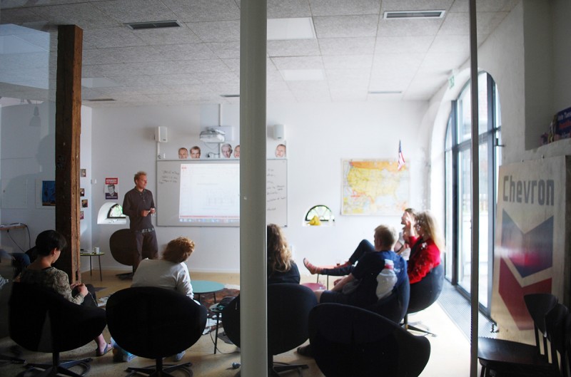 リラックスできるように空間や家具が配置された部屋での対話風景。(矢野さん提供)