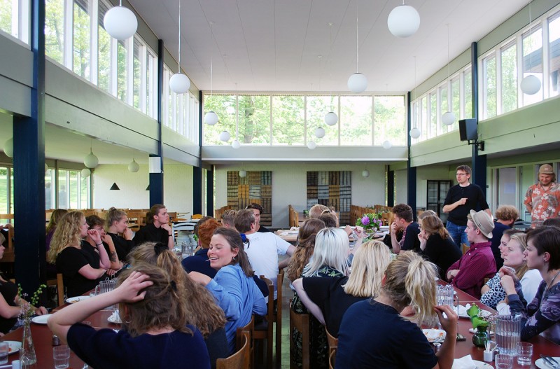 食事は皆で一斉に。授業と連携して食に関する議論を行うことも。(矢野さん提供)