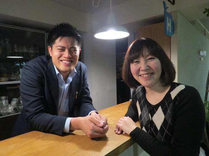 オフィスにて菅さん(左)と柴田さん(右)