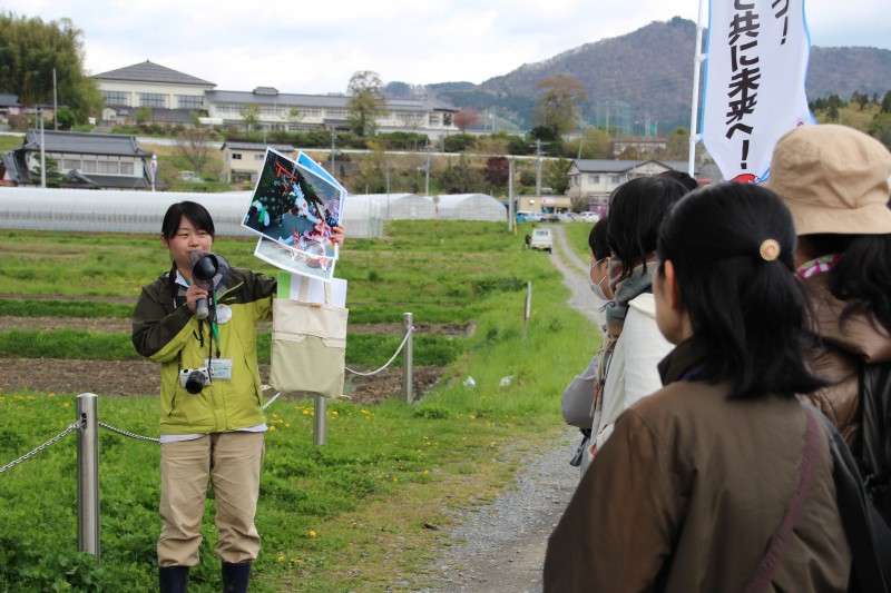 ボランティアの人たちに向けて入谷地区を案内する安藤さん