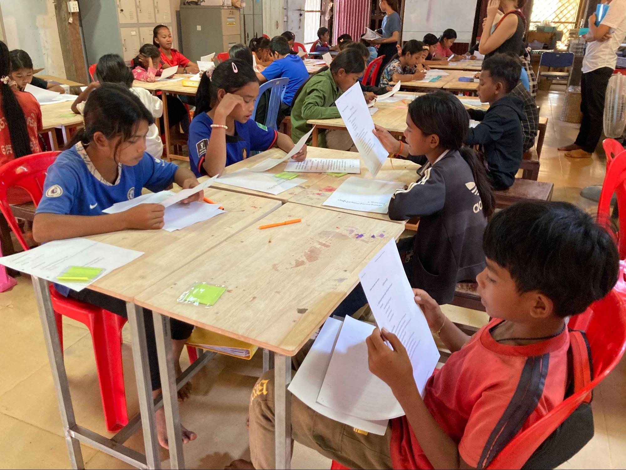 SALASUSUで行われる国語の授業の様子。生徒たちが自分のペースで教材や資料が読めることを大切にしているそう