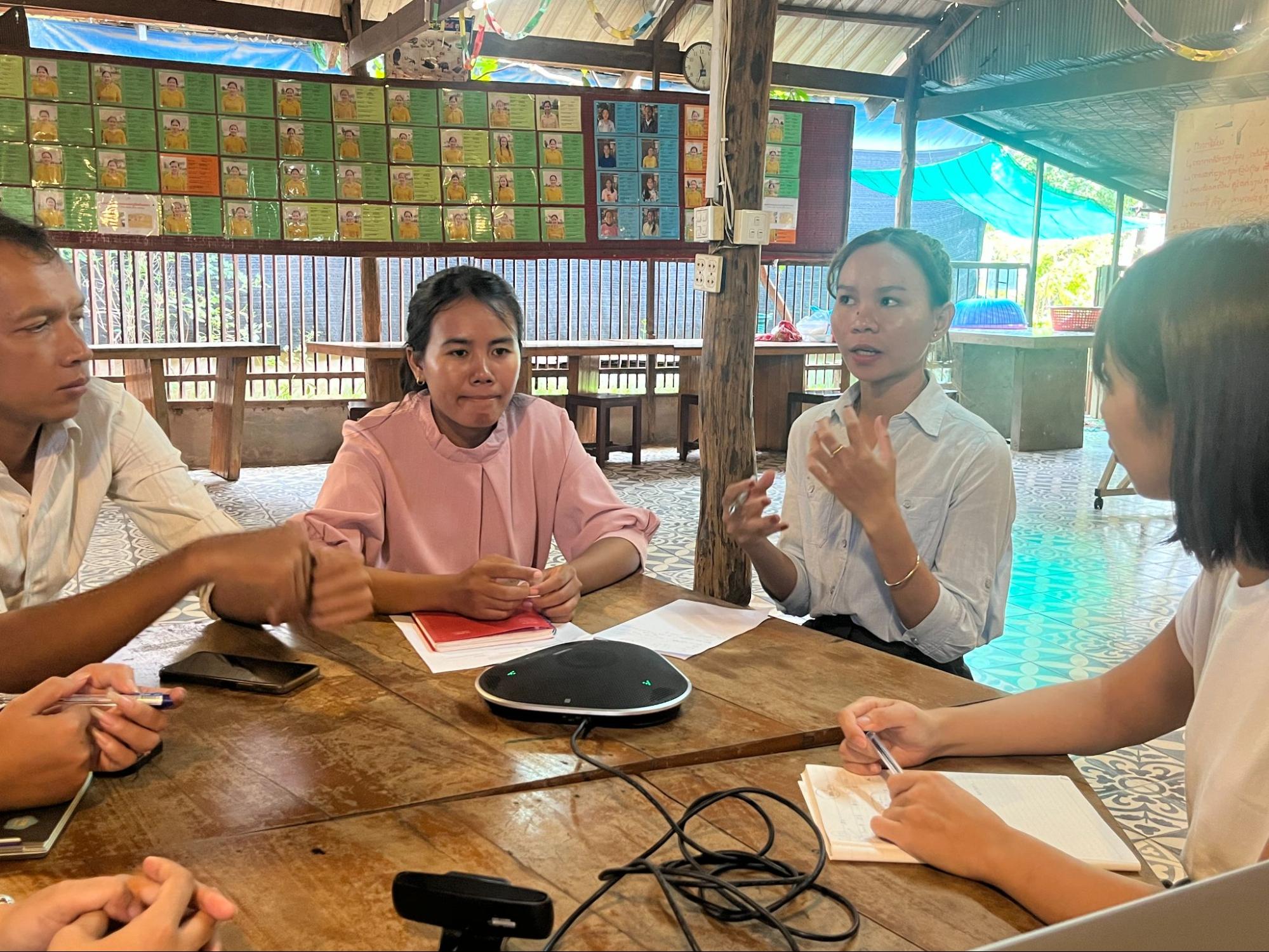 生徒たちが学ぶ様子から、教師(左)も多くを学ぶそう