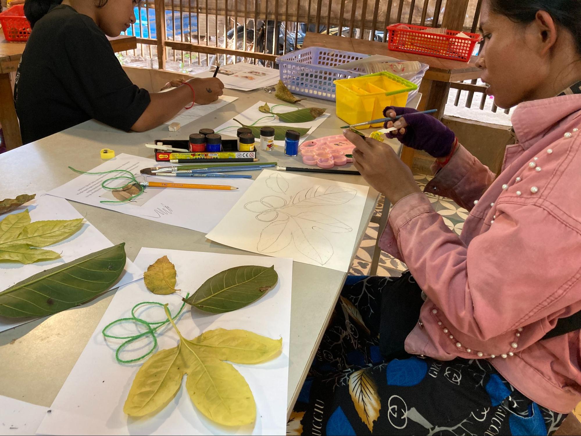 "学校の前身の工房では、作り手として商品開発をリードしていた彼女が自然の素材を使って自由にアートを作成