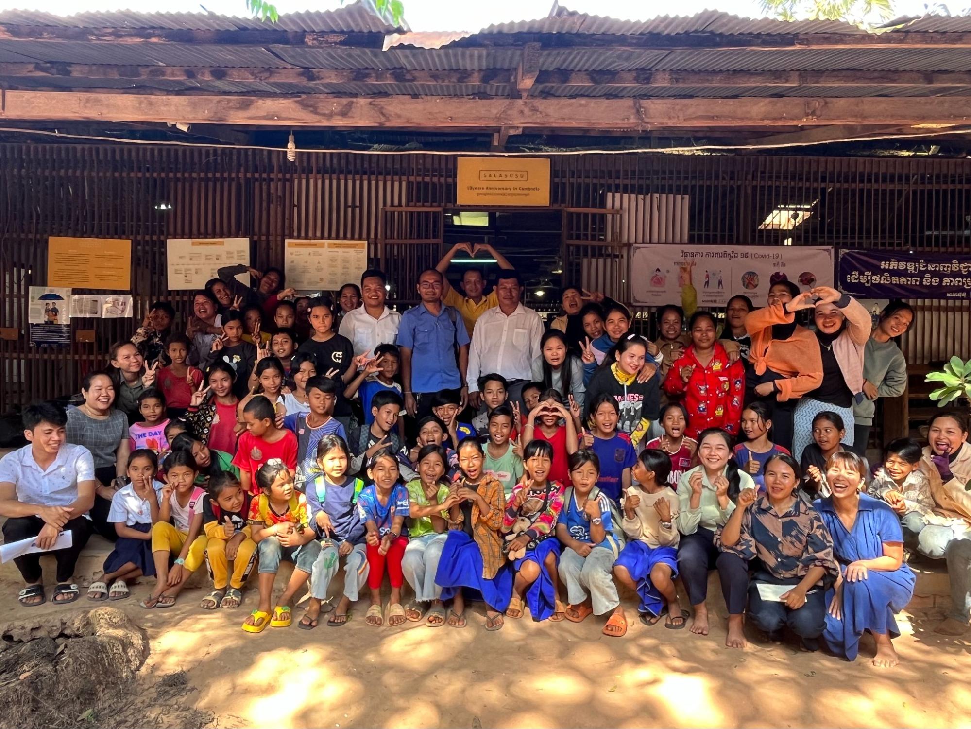 開校式の集合写真。子どもたちだけでなく大人たちの笑顔も印象的。市長や学校の校長も参加したそう