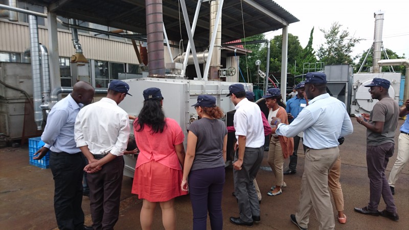 説明文の代案：途上国でも使える、電気を使わない炭化装置。アフリカ各国の研修生が食い入るように見ている