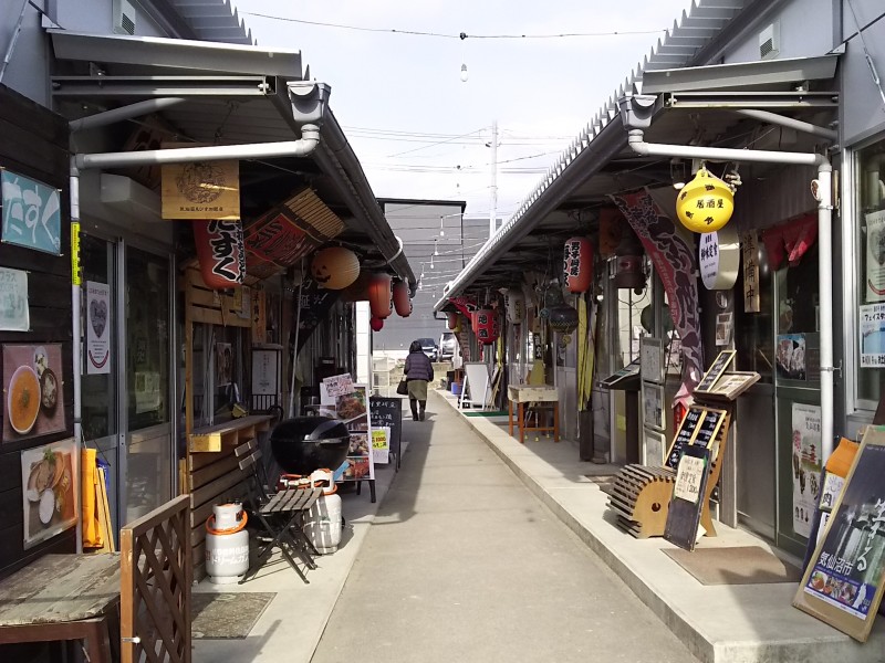 気仙沼市内に10か所ほど存在していた仮設商店街は、昨年から徐々に退去期限を迎えている。港にほど近い「復興屋台村 気仙沼横丁」は今年３月末に役割を終え、入居していた事業者はそれぞれ新しいステージを迎える。