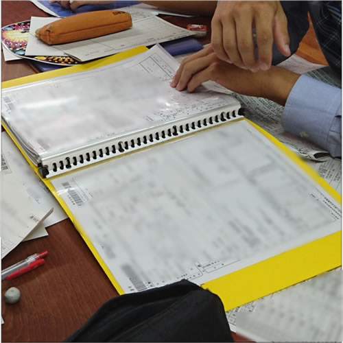 7.記事内写真　求人票を見る高校生